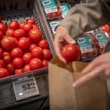 En kvinna handlar tomater i en livsmedelsbutik den 4 oktober 2022 i Borstahusen inflation matbutik