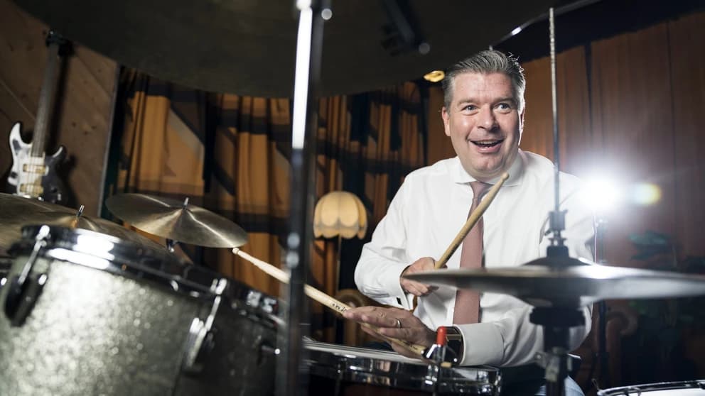 SEB:s VD Johan Torgeby spelar trummor på Årets Ledare 2022. Foto: Anna Tärnhuvud