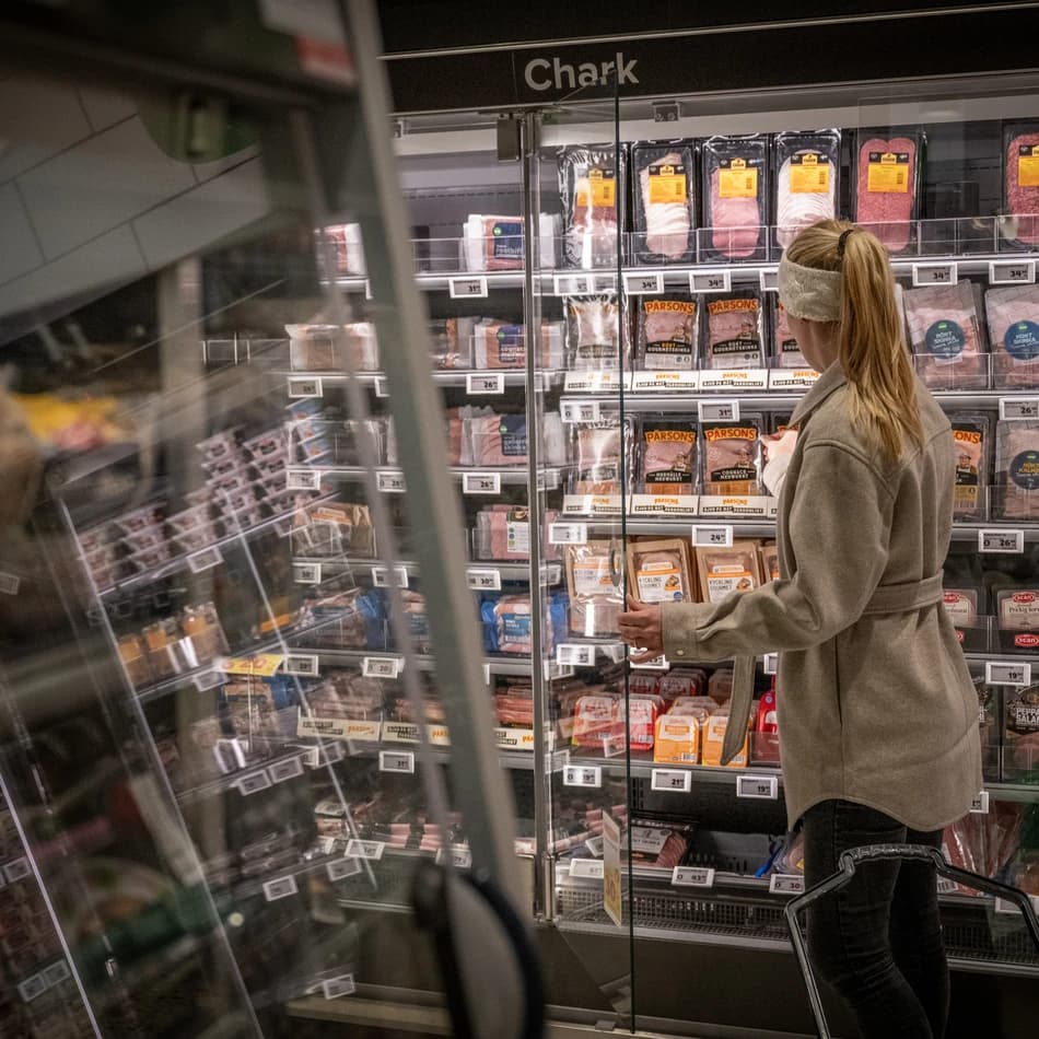 En kvinna handlar tomater i en livsmedelsbutik den 4 oktober 2022 i Borstahusen.