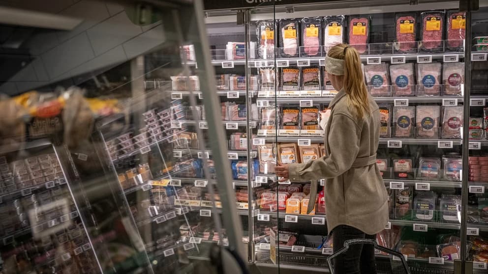 En kvinna handlar tomater i en livsmedelsbutik den 4 oktober 2022 i Borstahusen.