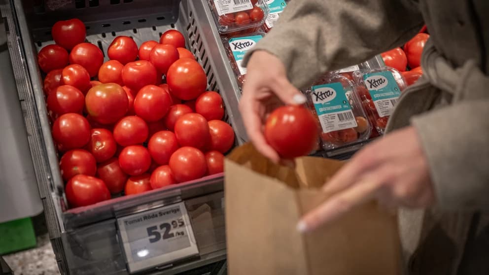 En kvinna handlar tomater i en livsmedelsbutik den 4 oktober 2022 i Borstahusen.