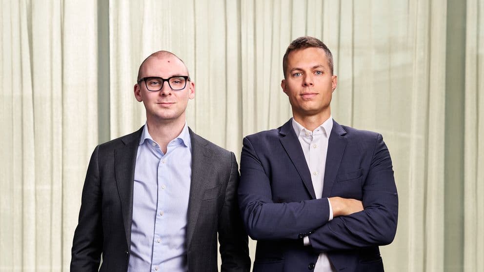 Isak Lenholm och Mattias Montgomery har "ganska stora förhoppningar" om att Iphones kommande uppdatering ska medföra ett intäktslyft för Truecaller. Foto: Carnegie Fonder