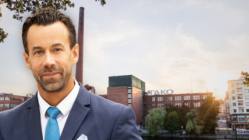 SHB:s råvaruanalytiker Christian Kopfer om kartong- och pappersbruk. I bakgrunden står kartongbruket i centrala Tammerfors, som tystnade i juni.