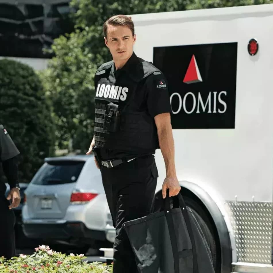 Loomis är stora inom värdetransport men också mer avancerade kontanthanteringstjänster så som uppräkning, kvalitetskontroll, förvaring och paketering av sedlar och mynt.