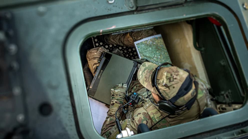 placera-Afv-bilder-Bilder-MILDEF-press-soldier-through-hatch.jpg