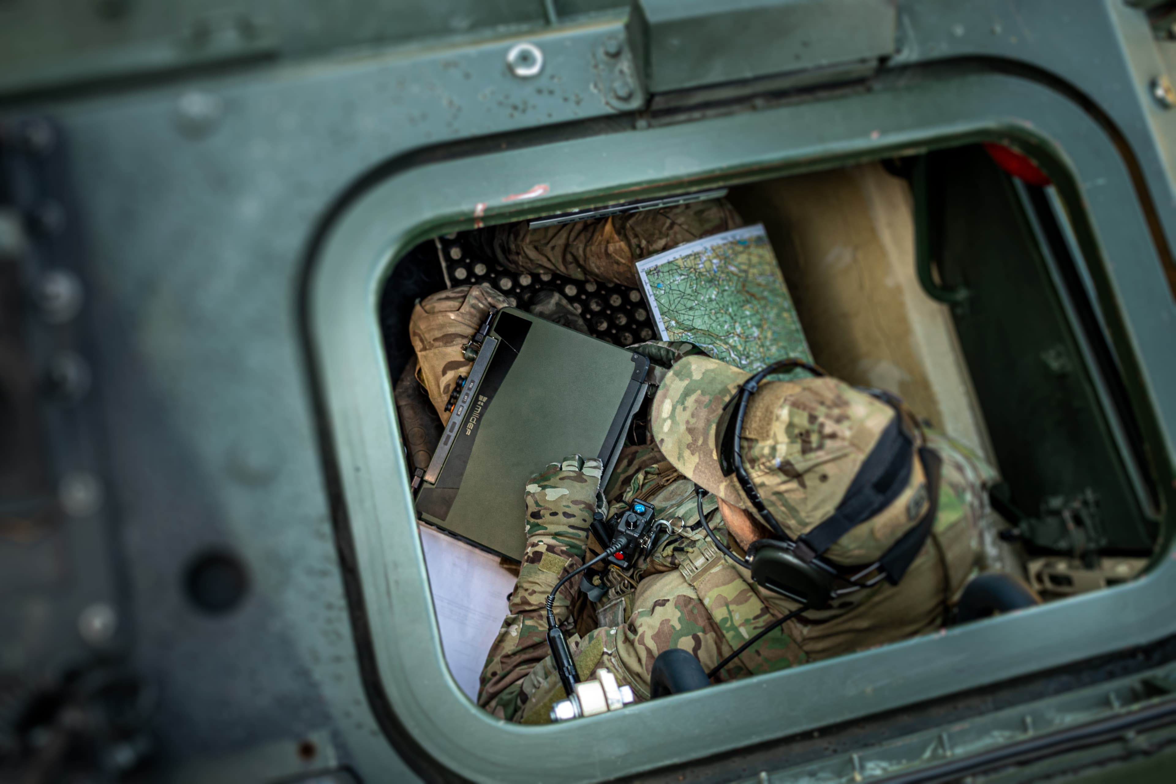 placera-Afv-bilder-Bilder-MILDEF-press-soldier-through-hatch.jpg