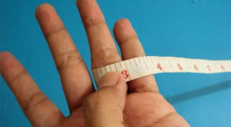 placera-mäta-fingrar-hand-måttband.jpg