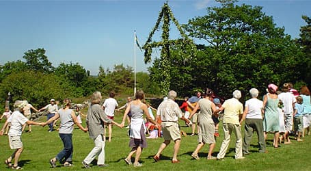 placera-midsommar-sverige-Foto-MikaelHäggström-Wikipedia-CC.jpg