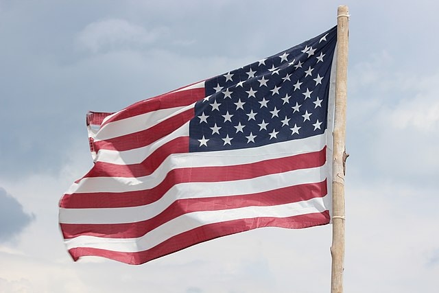 placera-Afv-bilder-Bilder-American_flag_with_wooden_stick_flagpole.jpg