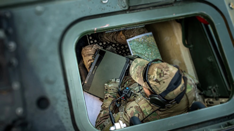 placera-Afv-bilder-Bilder-MILDEF-press-soldier-through-hatch.jpg