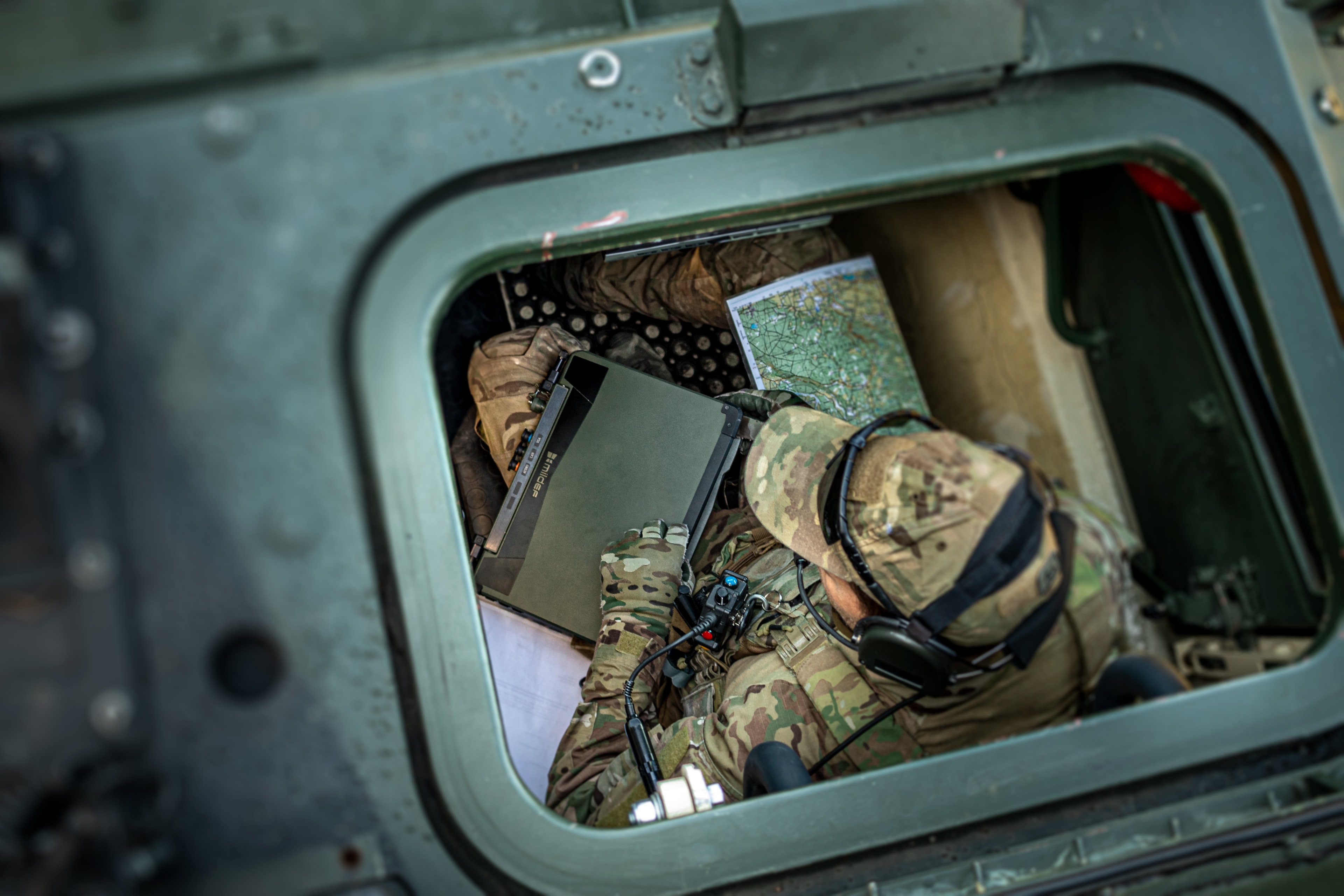 placera-Afv-bilder-Bilder-MILDEF-press-soldier-through-hatch.jpg